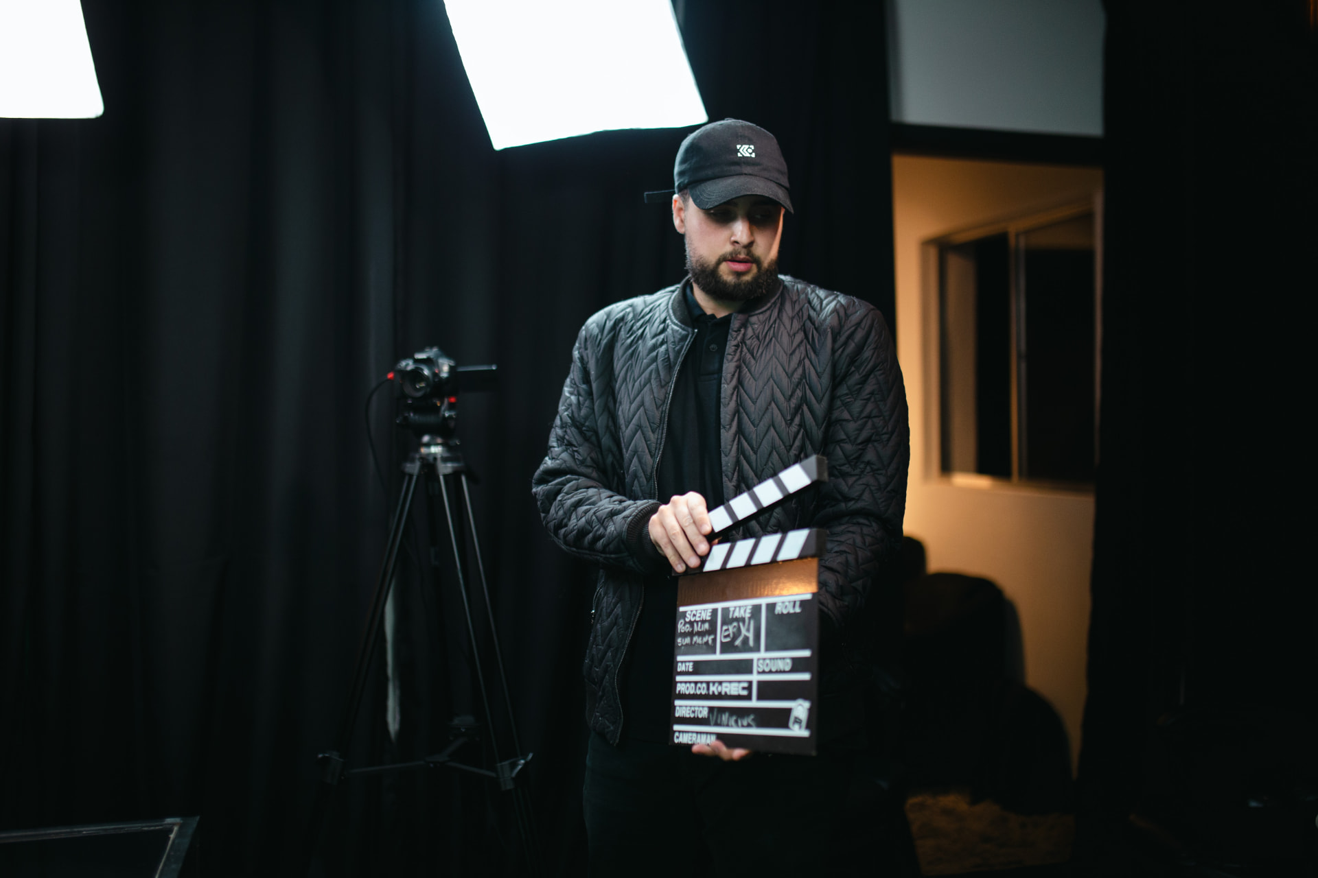 Diretor da K-REC com claquete durante gravação